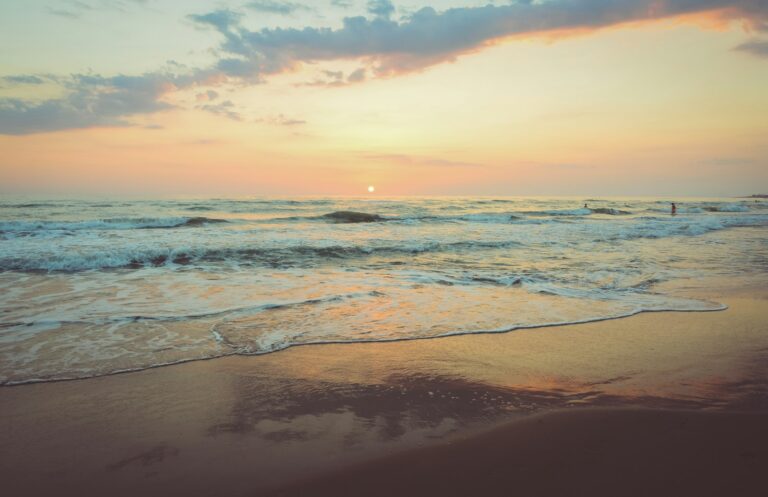 Entardecer no mar com céu dourado